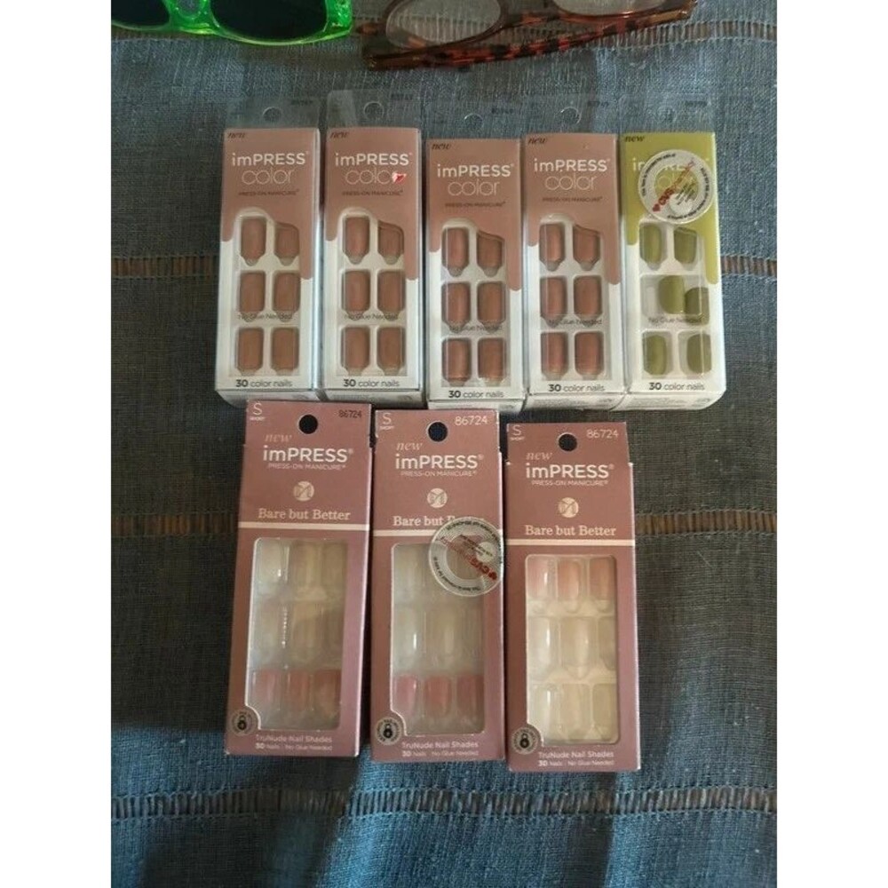 Eight sets of artificial nails. Short length